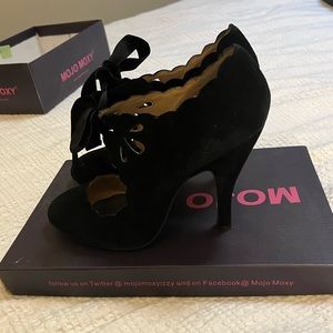 Mojo Moxy Black Scalloped Heels Size 7.5